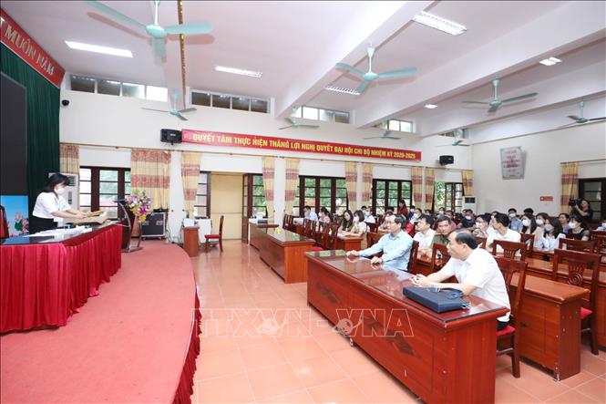Trong ảnh: Phó Chủ tịch Thường trực UBND tỉnh Lạng Sơn Dương Xuân Huyên và đoàn công tác kiểm tra chuẩn bị và coi thi Kỳ thi tuyển sinh lớp 10 tại Hội đồng thi Trường THPT Việt Bắc, Thành phố Lạng Sơn. Ảnh: Anh Tuấn – TTXVN