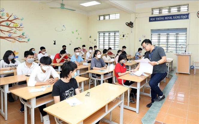 Trong anh: Cán bộ coi thi tại Hội đồng thi Trường THPT chuyên Chu Văn An, Thành phố Lạng Sơn làm các thủ tục đối với thí sinh trước giờ thi. Ảnh: Anh Tuấn – TTXVN