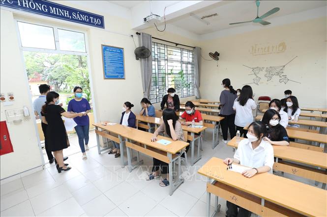 Trong ảnh: Cán bộ coi thi tại Hội đồng thi Trường THPT chuyên Chu Văn An, Thành phố Lạng Sơn gọi tên thí sinh vào các phòng thi. Ảnh: Anh Tuấn – TTXVN