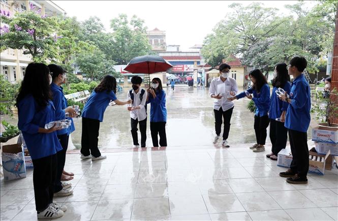 Trong ảnh: Các thí sinh dự thi được đón tiếp chu đáo tại Hội đồng thi Trường THPT chuyên Chu Văn An, Thành phố Lạng Sơn. Ảnh: Anh Tuấn – TTXVN