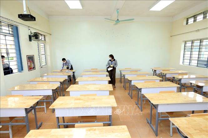 Trong ảnh: Cán bộ coi thi tại Hội đồng thi Trường PTTH chuyên Chu Văn An, Thành phố Lạng Sơn ghi số báo danh tại các phòng thi. Ảnh: Anh Tuấn – TTXVN