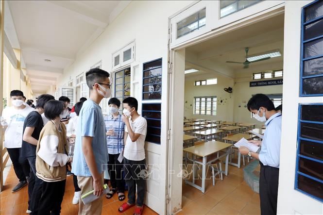Trong ảnh: Cán bộ coi thi tại Hội đồng thi Trường THPT chuyên Chu Văn An, thành phố Lạng Sơn gọi tên thí sinh vào các phòng thi. Ảnh: Anh Tuấn – TTXVN