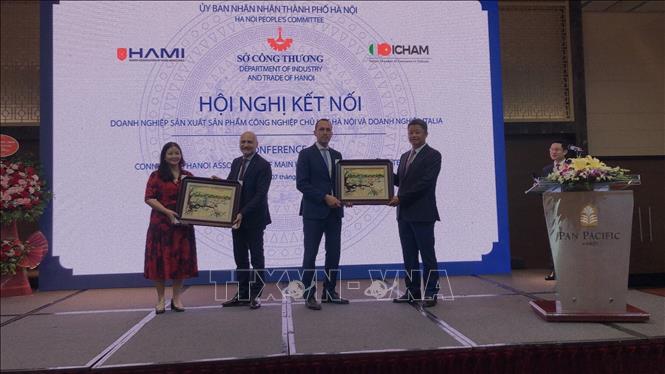 Lãnh đạo Hà Nội trao tặng tranh cho Phòng Thương mại Italy tại Việt Nam - Hiệp hội Doanh nghiệp Italy tại Việt Nam (ICHAM). Ảnh: Phương Anh - TTXVN 