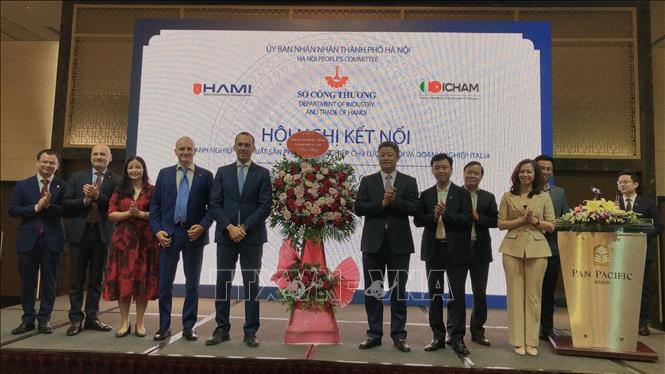 Lãnh đạo Hà Nội phối hợp với Phòng Thương mại Italy tại Việt Nam - Hiệp hội Doanh nghiệp Italy tại Việt Nam (ICHAM) và Hội Doanh nghiệp sản xuất sản phẩm công nghiệp chủ lực thành phố Hà Nội (HAMI) khai mạc hội nghị. Ảnh: Phương Anh - TTXVN