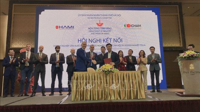 Hội Doanh nghiệp sản xuất sản phẩm công nghiệp chủ lực thành phố Hà Nội (HAMI) và Hiệp hội Doanh nghiệp Italy tại Việt Nam (ICHAM) ký kết biên bản ghi nhớ. Ảnh: Phương Anh - TTXVN