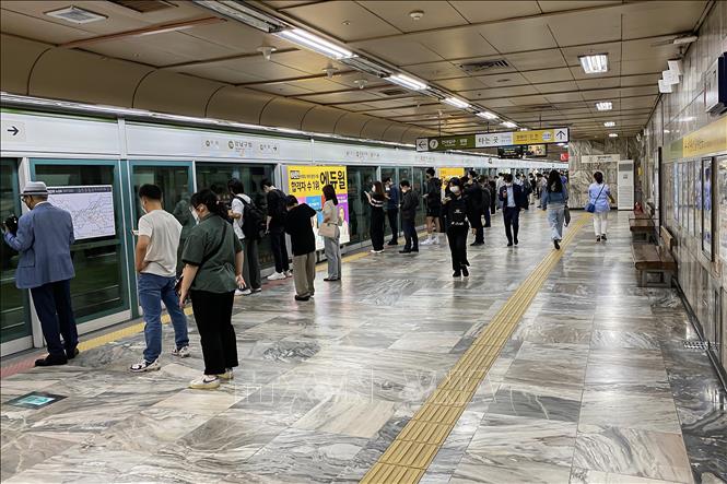 Ga tàu điện ngầm: Giao thông đô thị Hàn Quốc đã được đổi mới bằng việc nâng cấp hệ thống tàu điện ngầm. Du khách có thể dễ dàng di chuyển đến những địa điểm du lịch nổi tiếng và trải nghiệm sự tiện lợi và hiệu quả của giao thông công cộng.