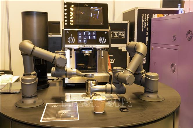 Trong ảnh: Trình diễn Robot pha ca phê tại Smart Tech Korea 2022. Ảnh: Anh Nguyên - PV TTXVN tại Hàn Quốc