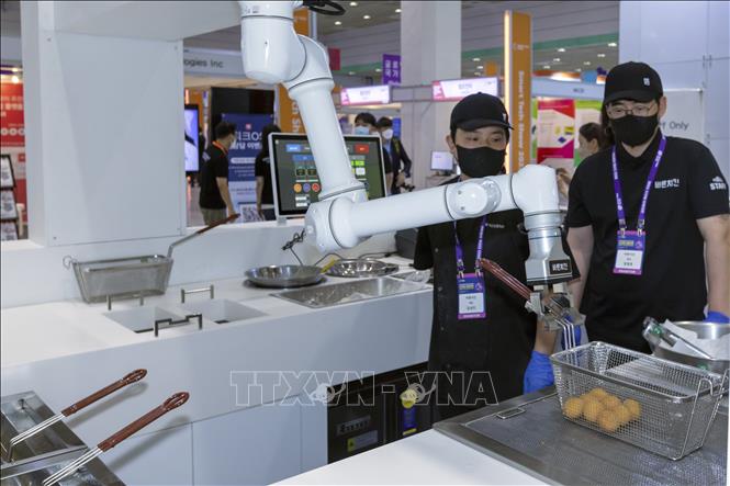 Trong ảnh: Trình diễn Robot đầu bếp tại Smart Tech Korea 2022. Ảnh: Anh Nguyên - PV TTXVN tại Hàn Quốc