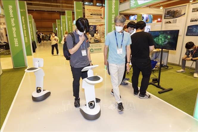 Trong ảnh: Khách trải nghiệm với Robot thông minh tại Smart Tech Korea 2022. Ảnh: Anh Nguyên - PV TTXVN tại Hàn Quốc