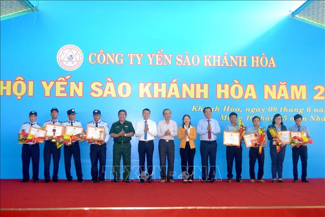Trong ảnh: Công ty TNHH NN MTV Yến sào Khánh Hòa khen thưởng 20 tập thể, cá nhân có thành tích xuất sắc tiêu biểu ngành nghề Yến sào năm 2022. Ảnh: Phan Sáu - TTXVN 