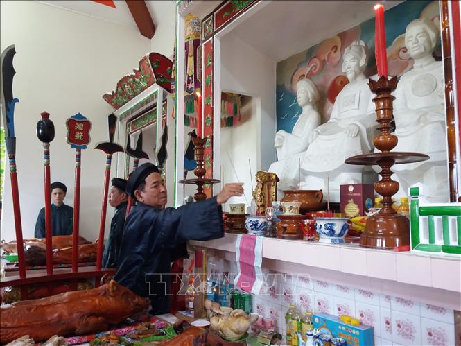 Trong ảnh: Các vị cao niên trong Ngành nghề Yến sào thắp nhang tưởng nhớ Thủy tổ nghề Yến sào. Ảnh: Phan Sáu - TTXVN