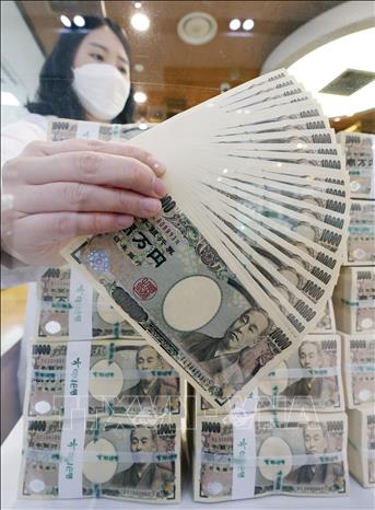 Trong ảnh: Nhân viên kiểm đồng yen Nhật tại ngân hàng Hana ở Seoul, Hàn Quốc, ngày 7/6/2022. Ảnh: Yonhap/TTXVN