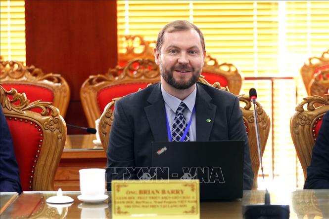Trong ảnh: Ông Brian Barry, Giám đốc phát triển điện gió Châu Á, Giám đốc BayWar.e. Wind Projecs Việt Nam, Trưởng đại diện tại Lạng Sơn, báo cáo về khảo sát thực hiện các nhà máy: điện gió Văn Quan, điện gió Cao Lộc và điện gió Lộc Bình. Ảnh: Anh Tuấn – TTXVN