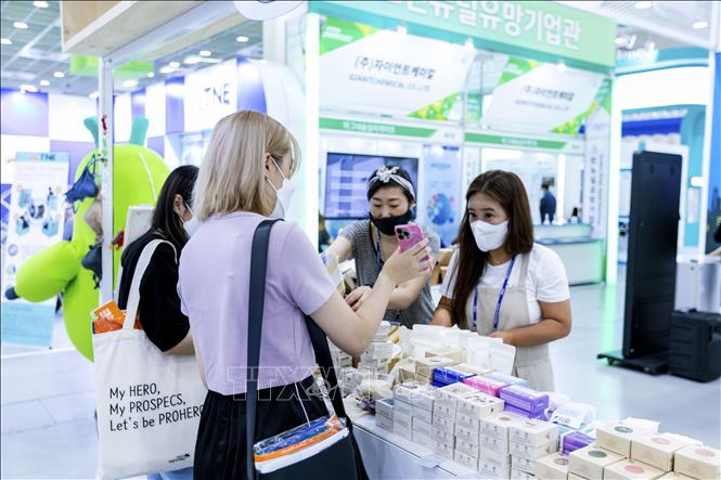 Trong ảnh: Khách trải nghiệm các sản phẩm thân thiện với môi trường. Ảnh: Anh Nguyên - PV TTXVN tại Hàn Quốc
