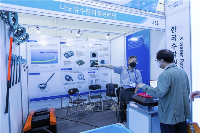 Trong ảnh: Doanh nghiệp Hàn Quốc giới thiệu về hoạt động xử lý nước biển bị ô nhiễm bằng công nghệ nano tại Envex 2022. Ảnh: Anh Nguyên - PV TTXVN tại Hàn Quốc
