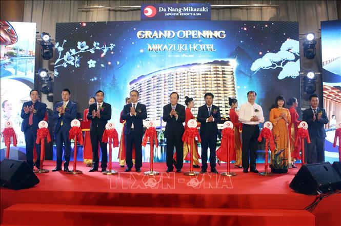 Trong ảnh: Đại biểu thực hiện nghi thức khai trương Khách sạn Mikazuki. Ảnh: Trần Lê Lâm - TTXVN 