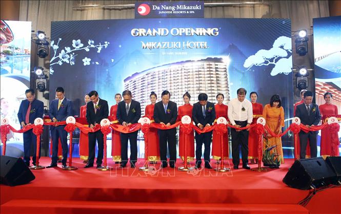 Trong ảnh: Đại biểu thực hiện nghi thức khai trương Khách sạn Mikazuki. Ảnh: Trần Lê Lâm - TTXVN 