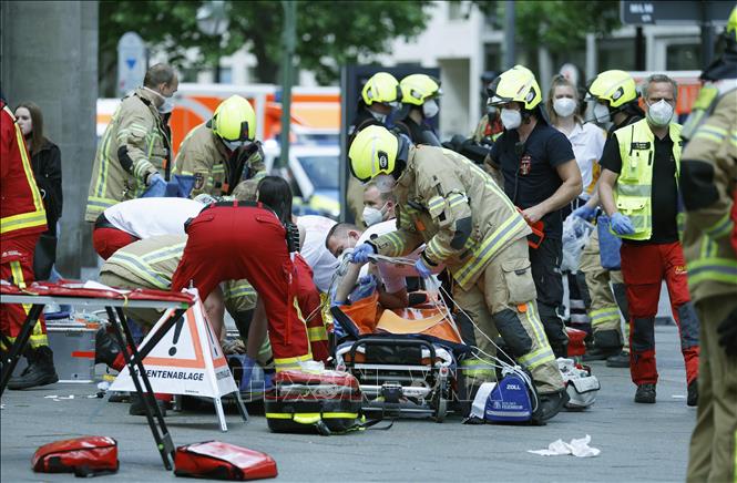 Trong ảnh: Nhân viên cứu hộ giúp đỡ người bị thương trong vụ đâm xe ở  Berlin, Đức, ngày 8/6/2022. Ảnh: AFP/TTXVN