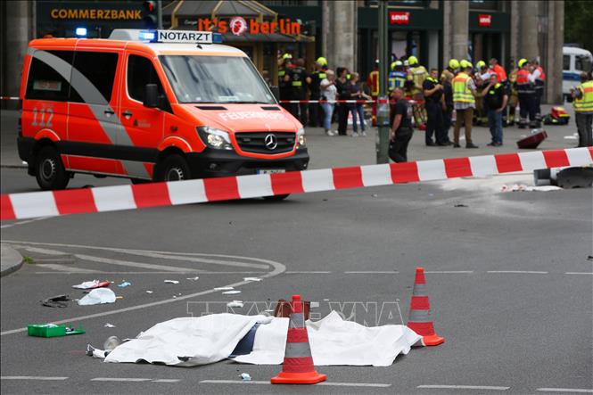 Trong ảnh: Thi thể nạn nhân vụ đâm xe ở Berlin, Đức, ngày 8/6/2022. Ảnh: AFP/TTXVN