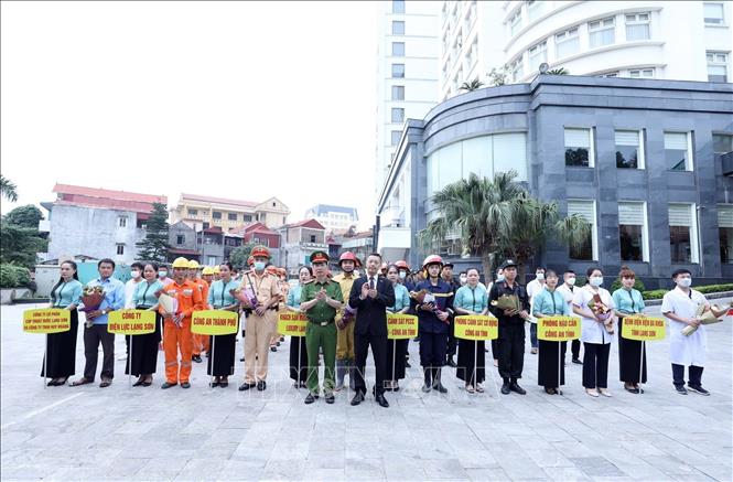 Trong ảnh: Lãnh đạo Công an tỉnh Lạng Sơn tặng hoa các đơn vị tham gia “Thực tập phương án cứu nạn, cứu hộ cấp tỉnh”. Ảnh: Anh Tuấn - TTXVN