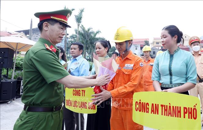 Trong ảnh: Lãnh đạo Công an tỉnh Lạng Sơn tặng hoa các đơn vị tham gia “Thực tập phương án cứu nạn, cứu hộ cấp tỉnh”. Ảnh: Anh Tuấn - TTXVN