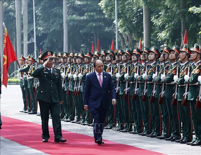 Chủ tịch nước Nguyễn Xuân Phúc duyệt đội danh dự. Ảnh: Thống Nhất – TTXVN
