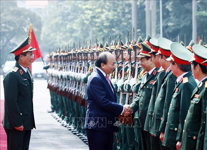 Chủ tịch nước Nguyễn Xuân Phúc với lãnh đạo Bộ Quốc phòng và các sỹ quan chỉ huy của Binh đoàn 11. Ảnh: Thống Nhất – TTXVN