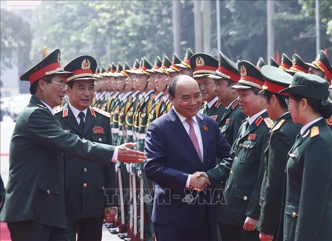 Chủ tịch nước Nguyễn Xuân Phúc với lãnh đạo Bộ Quốc phòng và các sỹ quan chỉ huy của Binh đoàn 11. Ảnh: Thống Nhất – TTXVN