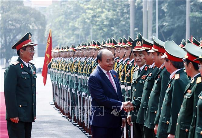 Chủ tịch nước Nguyễn Xuân Phúc với lãnh đạo Bộ Quốc phòng và các sỹ quan chỉ huy của Binh đoàn 11. Ảnh: Thống Nhất – TTXVN