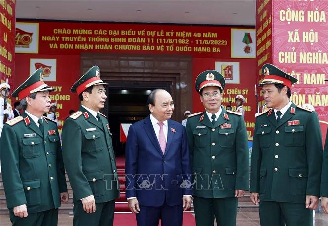Chủ tịch nước Nguyễn Xuân Phúc với lãnh đạo Bộ Quốc phòng và các sỹ quan chỉ huy của Binh đoàn 11. Ảnh: Thống Nhất – T