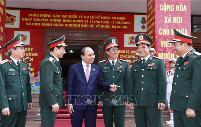 Chủ tịch nước Nguyễn Xuân Phúc với lãnh đạo Bộ Quốc phòng và các sỹ quan chỉ huy của Binh đoàn 11. Ảnh: Thống Nhất – TTXVN