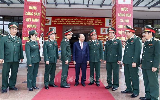 Chủ tịch nước Nguyễn Xuân Phúc với lãnh đạo Bộ Quốc phòng và các sỹ quan chỉ huy của Binh đoàn 11. Ảnh: Thống Nhất – TTXVN