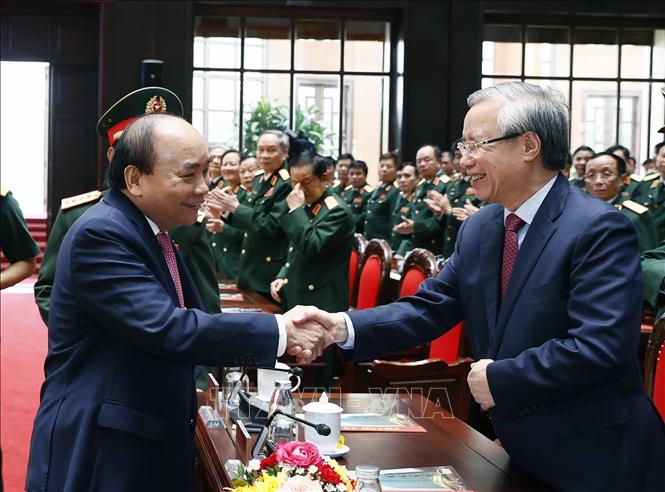 Chủ tịch nước Nguyễn Xuân Phúc với nguyên Thường trực Ban Bí thư Trần Quốc Vượng. Ảnh: Thống Nhất – TTXVN