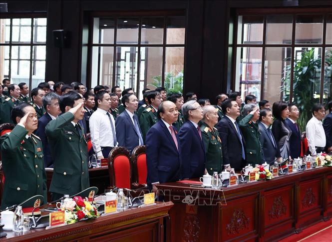 Chủ tịch nước Nguyễn Xuân Phúc cùng các đại biểu thực hiện nghi lễ chào cờ. Ảnh: Thống Nhất – TTXVN