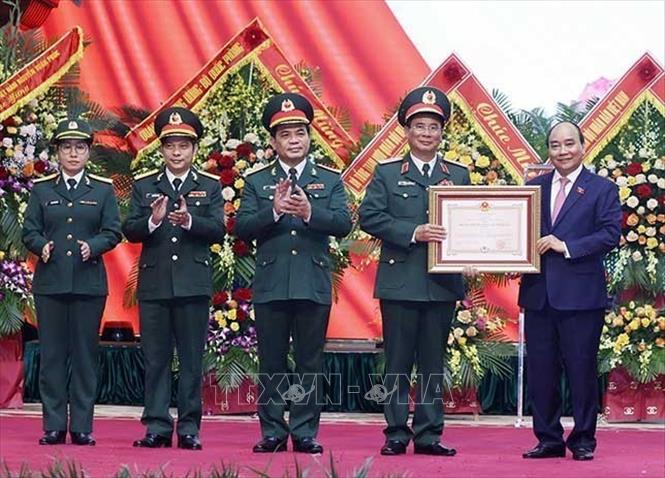 Chủ tịch nước Nguyễn Xuân Phúc trao tặng Huân chương Bảo vệ Tổ quốc hạng Ba cho Binh đoàn 11. Ảnh: Thống Nhất – TTXVN