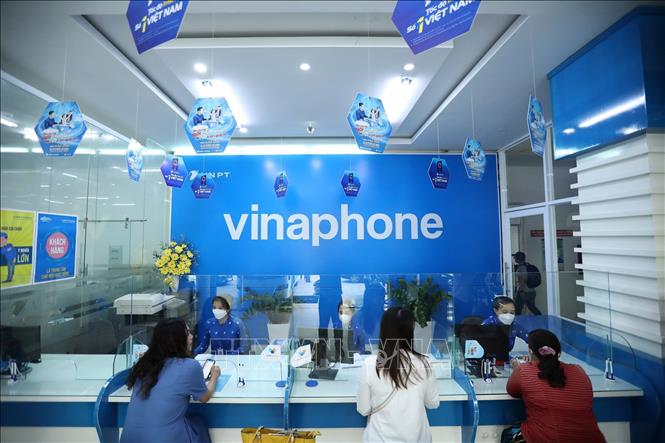 Trong ảnh: Khách đến giao dịch tại Trung tâm kinh doanh, VNPT Kiên Giang. Ảnh: Minh Quyết – TTXVN