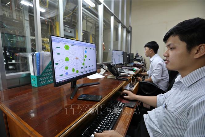 Trong ảnh: Nhân viên VNPT Kiên Giang xử lý kỹ thuật tại phòng Tổng đài, hệ thống truyền dẫn. Ảnh: Minh Quyết – TTXVN