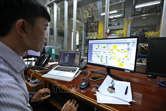 Trong ảnh: Nhân viên VNPT Kiên Giang xử lý kỹ thuật tại phòng Tổng đài, hệ thống truyền dẫn. Ảnh: Minh Quyết – TTXVN