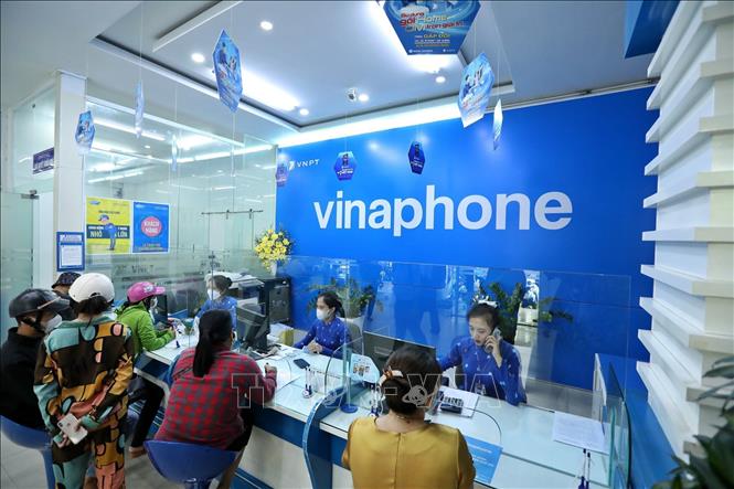 Trong ảnh: Khách đến giao dịch tại Trung tâm kinh doanh, VNPT Kiên Giang. Ảnh: Minh Quyết – TTXVN