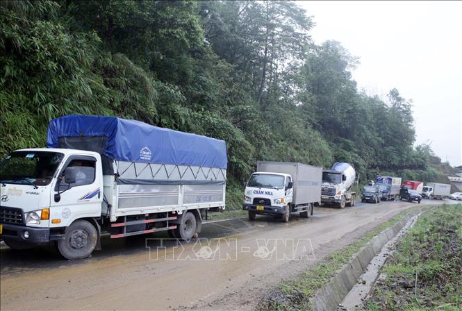 Trong ảnh: Các phương tiện không thể di chuyển được do đường sạt lở tại km 43+500 địa phận xã Hồng Thu. Ảnh: Quý Trung – TTXVN
