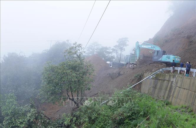 Trong ảnh: Các phương tiện không thể di chuyển được do đường sạt lở tại km 43+500 địa phận xã Hồng Thu. Ảnh: Quý Trung – TTXVN