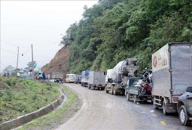 Trong ảnh: Các phương tiện không thể di chuyển được do đường sạt lở tại km 43+500 địa phận xã Hồng Thu. Ảnh: Quý Trung – TTXVN