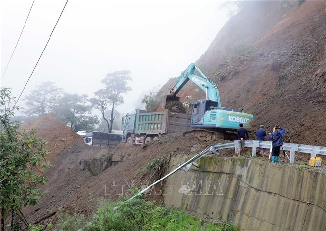 Trong ảnh: Các phương tiện không thể di chuyển được do đường sạt lở tại Km 43+500 địa phận xã Hồng Thu. Ảnh: Quý Trung – TTXVN