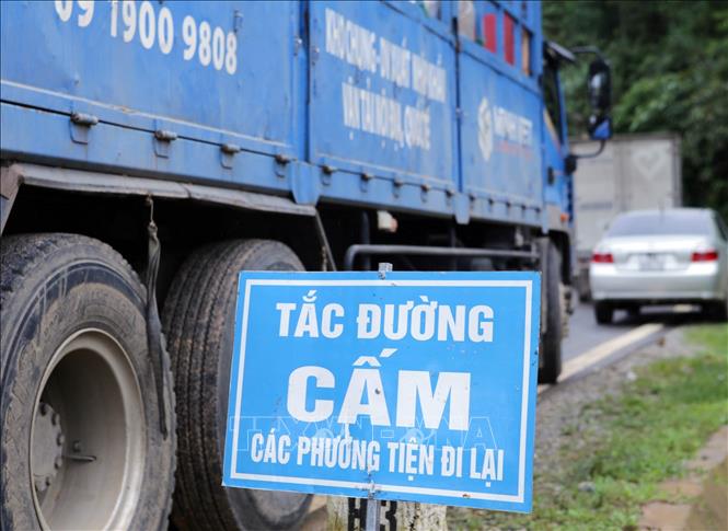 Trong ảnh: Biển thông báo tắc đường cấm các phương tiện đi lại tại km 43+500 địa phận xã Hồng Thu. Ảnh: Quý Trung – TTXVN