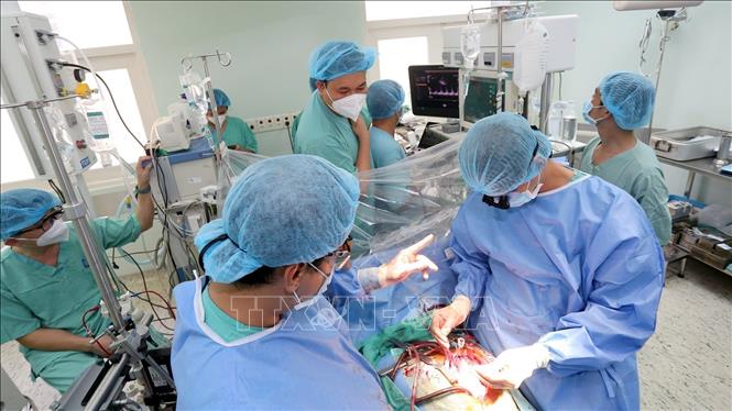 Doctors from the Hue Central Hospital in the central province of Thua Thien-Hue conduct a heart transplant./.
