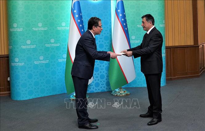 Đại sứ Đặng Minh Khôi trình Quốc thư lên quyền Bộ trưởng Ngoại giao Uzbekistan Vladimir I. Norov. Ảnh: Duy Trinh - P/v TTXVN tại Liên bang Nga

