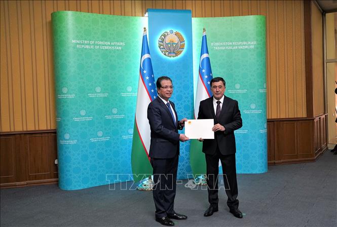 Đại sứ Đặng Minh Khôi trình Quốc thư lên quyền Bộ trưởng Ngoại giao Uzbekistan Vladimir I. Norov. Ảnh: Duy Trinh - P/v TTXVN tại Liên bang Nga