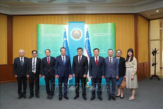 Đại sứ Đặng Minh Khôi cùng Đoàn công tác chụp ảnh lưu niệm với Bộ trưởng Ngoại giao Uzbekistan Vladimir I. Norov. Ảnh: Duy Trinh - P/v TTXVN tại Liên bang Nga