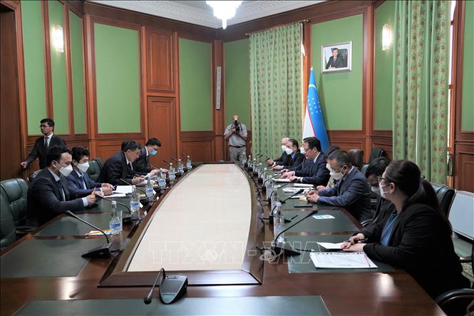 Quyền Bộ trưởng Ngoại giao Uzbekistan Vladimir I. Norov tiếp Đại sứ Đặng Minh Khôi. Ảnh: Duy Trinh - P/v TTXVN tại Liên bang Nga