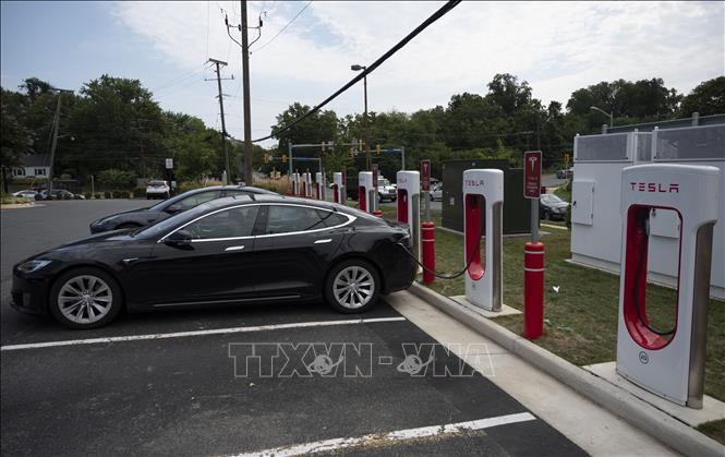Trong ảnh: Xe điện của Tesla tại một trạm sạc điện ở Arlington, bang Virginia (Mỹ). Ảnh: AFP/TTXVN